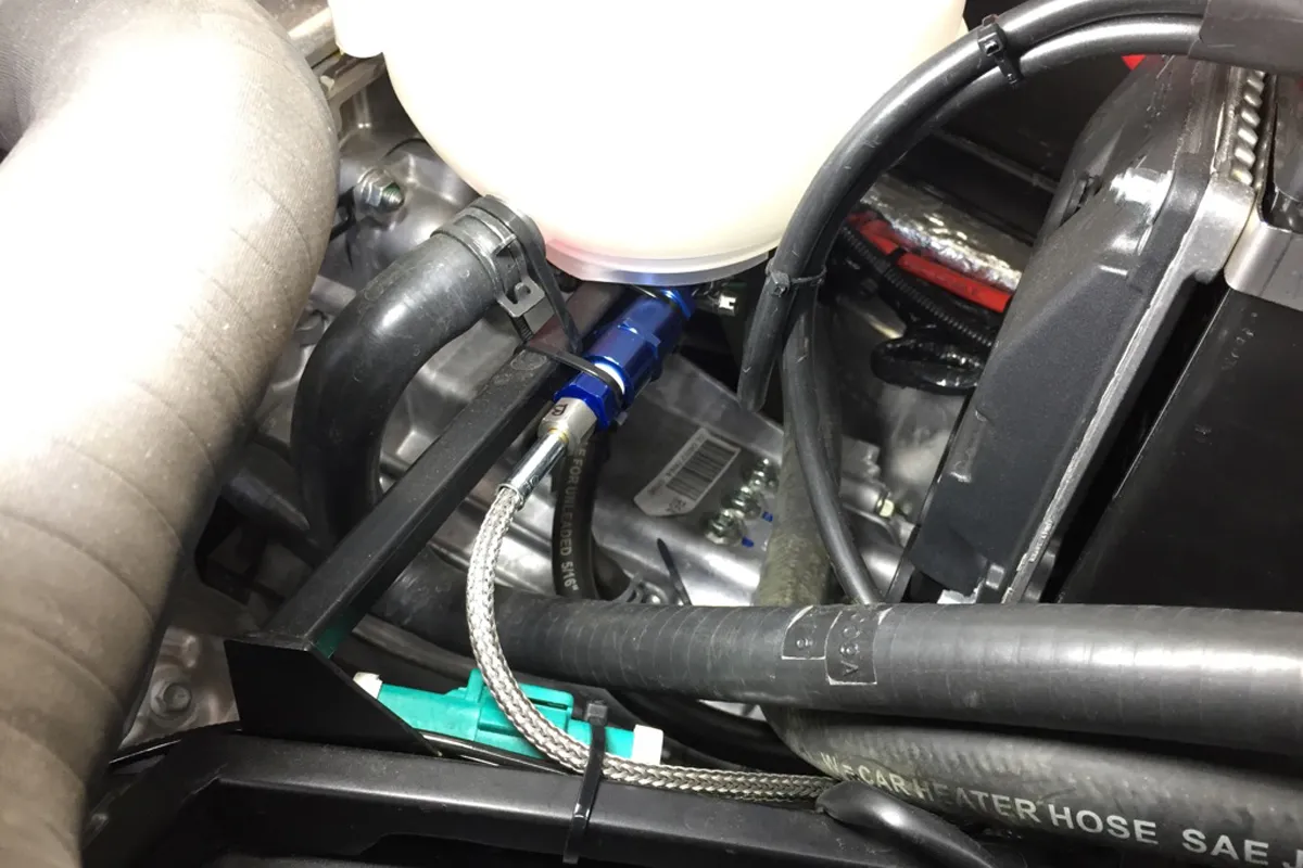 エンジンルーム内に増設する各センサーのアタッチメント等