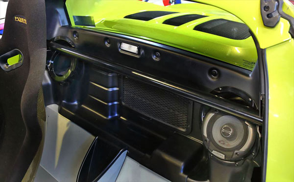 ロータス用シートベルトバー＆スピーカーマウント | Witham Cars 